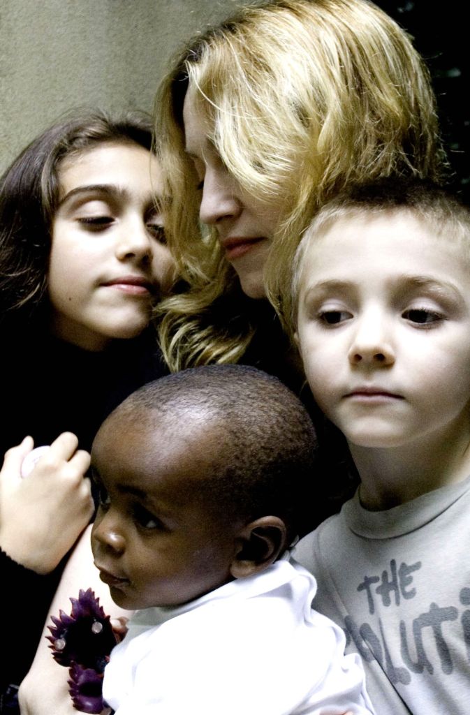 Das undatierte Bild zeigt Madonna und ihre Kinder Lourdes, Rocco und David.