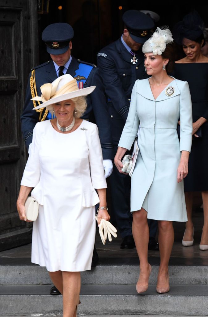 Camilla und Kate kleideten sich in hellen Tönen.
