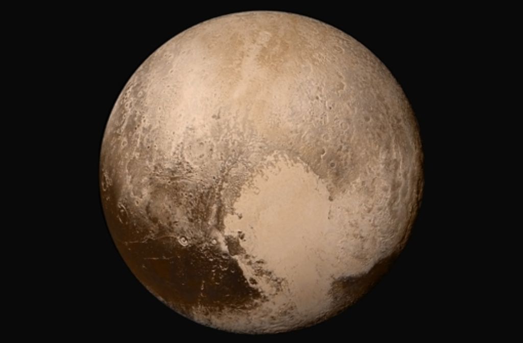 Das ist die bisher am besten aufgelöste Aufnahme des Pluto. Zu sehen ist die Seite, der sich die Raumsonde New Horizons am 14. Juli näherte. Die Bilder der Rückseite werden nicht so detailliert sein. Auf dem Bild sind Strukturen zu erkennen, die nur zwei Kilometer breit sind. Gut sichtbar ist das weiße Herz des Pluto, das Tombaugh-Region genannt wird. Dessen linke Hälfte ist kräftiger weiß und besteht vermutlich aus einer dickeren Schicht aus gefrorenem Stickstoff, Methan und Kohlenmonoxid. Die Nasa-Forscher können sich vorstellen, dass die dünnere Schicht der rechten Seite von der linken herübergeweht worden ist.