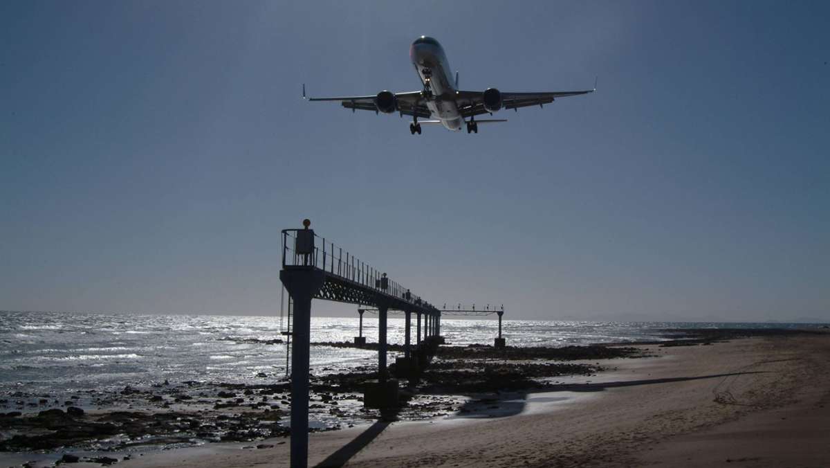 Von Lanzarote auf dem Weg nach Hamburg: Ferienflieger kehrt wegen Triebwerksproblemen um