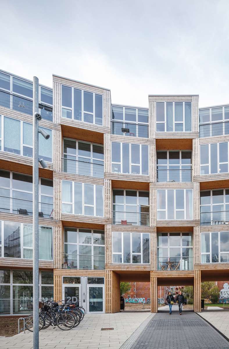 Dass bezahlbarer Wohnraum und gute Architektur kein Widerspruch sein müssen, will dieser Bau von BIG zeigen: Die Architekten haben den sozialen Wohnungsbau in Kopenhagen mit 66 Wohnungen in Modulbauweise konzipiert. Großformatige Glasflächen und Loggien wechseln sich ab und strukturieren, gemeinsam mit den vorfabrizierten Holzpaneelen, den Komplex, der mit einem Budget von 8,5 Millionen Euro realisiert wurde. „Wir haben versucht, eine modulare Bauweise mit bescheidenen Materialien zu realisieren, um großzügige Wohnräume sowohl im Urbanen als auch im Wohnumfeld zu schaffen“, beschrieb Bjarke Ingels das Konzept.
