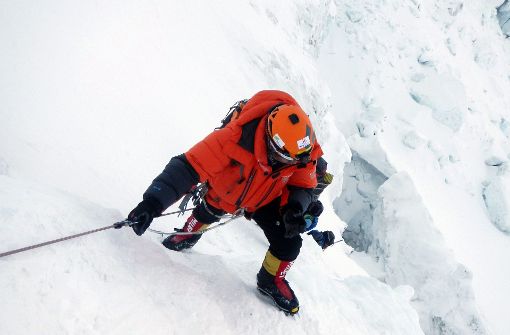 Ein Bergsteiger klettert am 19. Mai 2016 an der Lhotse-Wand über die Südroute auf den Gipfel des Everest. Foto: dpa