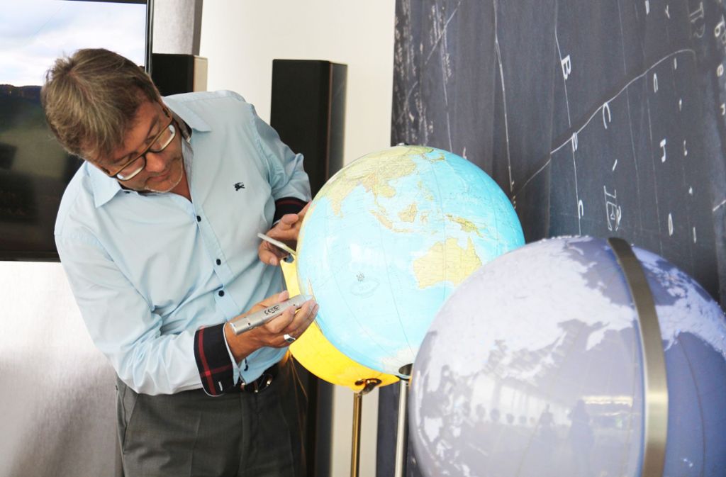 Torsten Oestergaard ist Geschäftsführer von Columbus, der größten Gobenmanufaktur weltweit. Eine sechsstellige Zahl von Globen wird jährlich in Krauchenwies gefertigt.