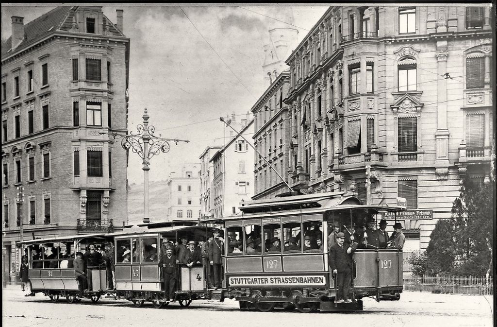 1889 schlossen sich zwei konkurrierende Unternehmen zu den Stuttgarter Straßenbahnen zusammen. Ein Jahr später, als dieses Bild entstand, wurden die Linien schon elektrisch betrieben.