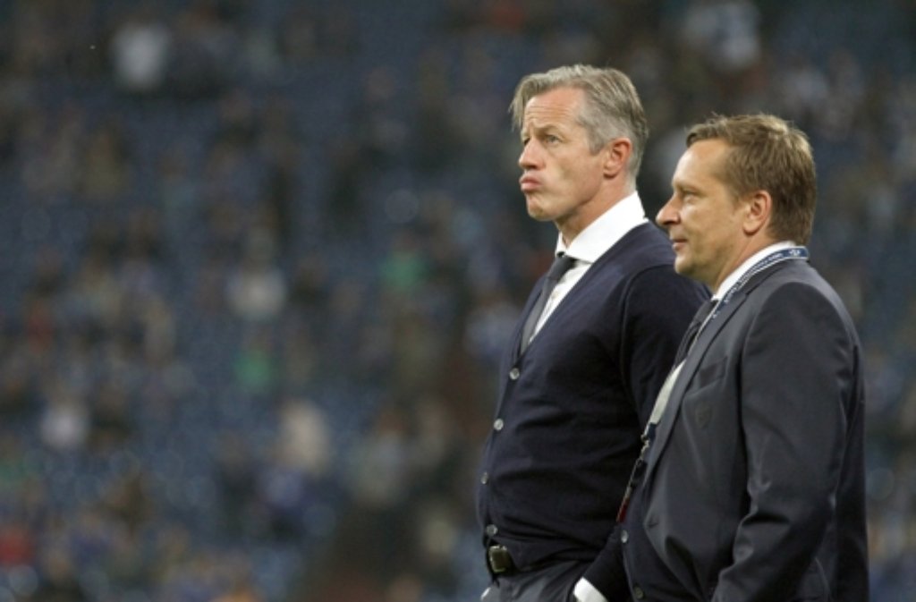 "Das ist ein ständiges Auf und Ab. So geht’s nicht weiter!" Schalkes Manager Horst Heldt (rechts) über die wechselhaften Vorstellungen seiner Mannschaft.
