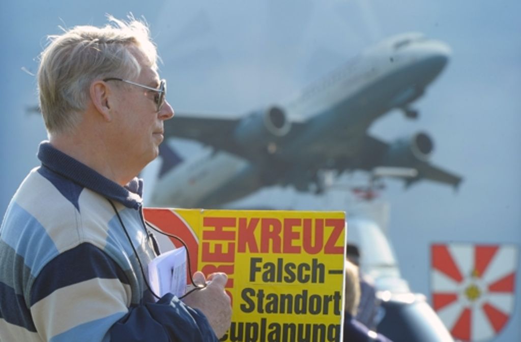 September 2010: Die Deutsche Flugsicherung legt mögliche Flugrouten vor. Parallel klagen Anwohner erneut gegen Planfeststellungsbeschluss zum Bau des Airports. Es wird moniert, das falsche Angaben darin gemacht wurden. Man befürchtet großen Fluglärm.