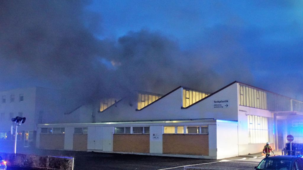 Brand in Dettingen: Lagerhalle geht in Flammen auf
