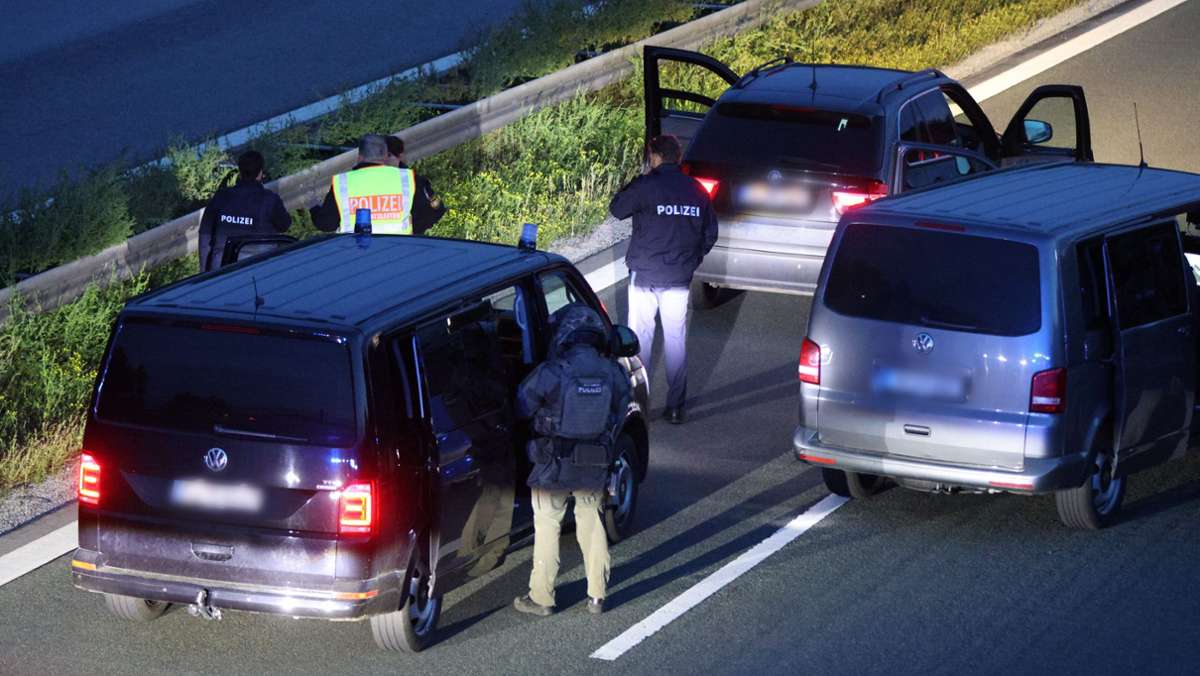  Ein Mann hat in einem Reisebus auf der Autobahn 9 in Bayern Fahrgäste bedroht. Nach stundenlangem Einsatz ist er festgenommen worden. 