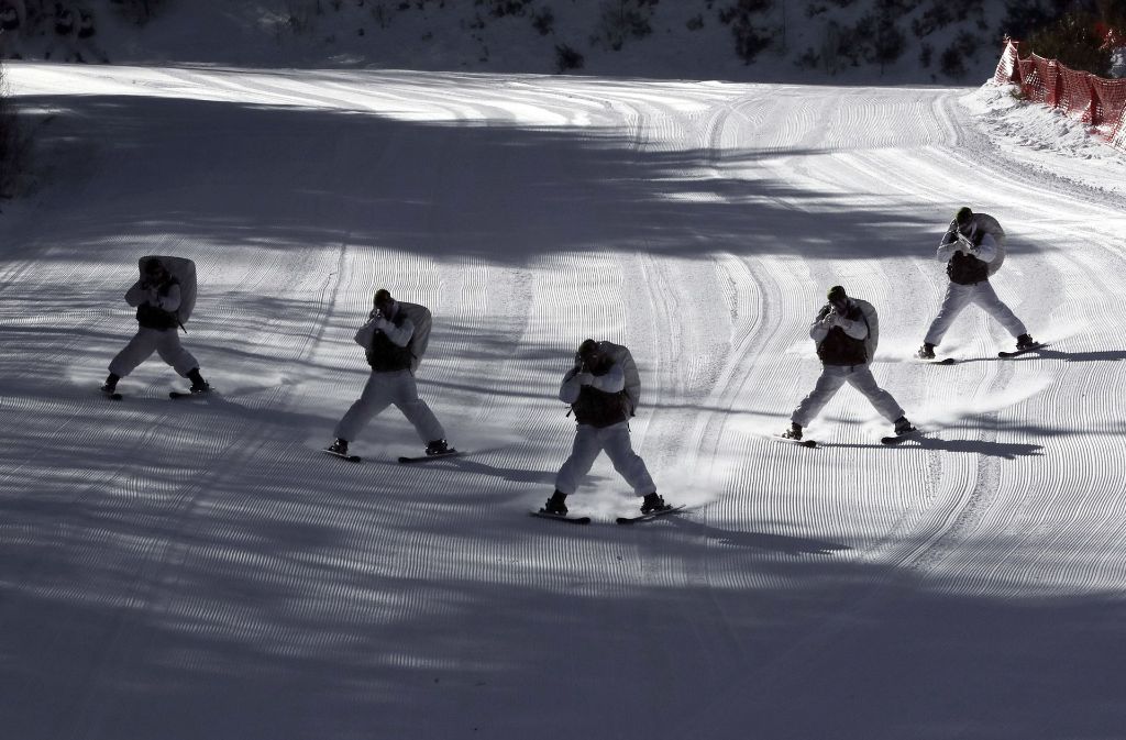 Mit mehr Kleidern am Leib geht es zu Schießübungen auf die Skier.