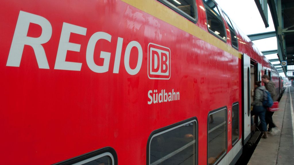  Im Interregio-Express nach Stuttgart belästigt ein 17-Jähriger eine Zugbegleiterin, als sie ihn kontrolliert. Der polizeibekannte Jugendliche wird am Stuttgarter Hauptbahnhof festgenommen. 
