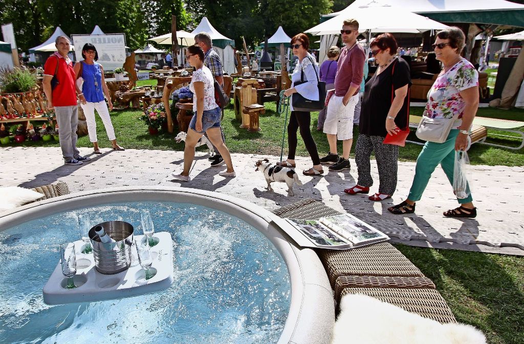 Der Whirlpool beherbergt den Champagner: Luxus auf der Lifestyle-Messe.