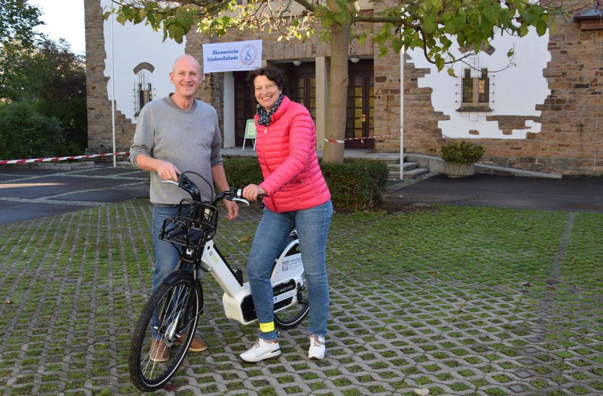 Der Hausmeister Ralf Wrange erklärt  Elisabeth Schick-Ebert, der Vorsitzenden des Kirchengemeinderats, was bei den E-Bikes zu beachten ist. Foto: Alexandra Kratz