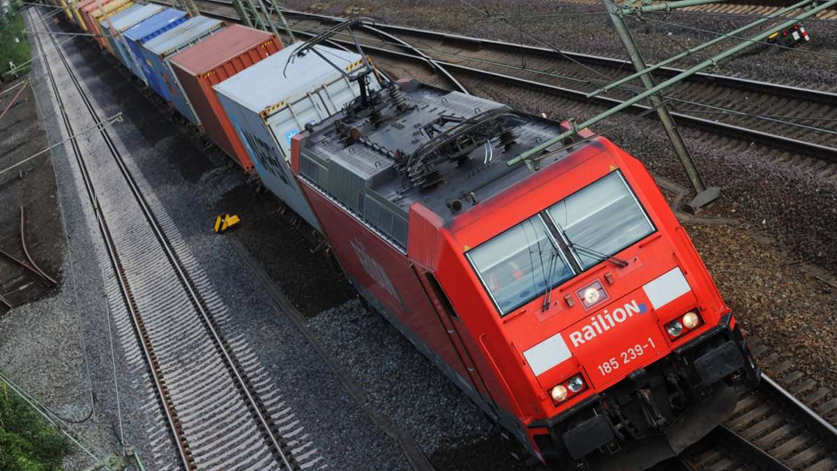 Kornwestheim: Güterzug überfährt Trampolin auf den Gleisen