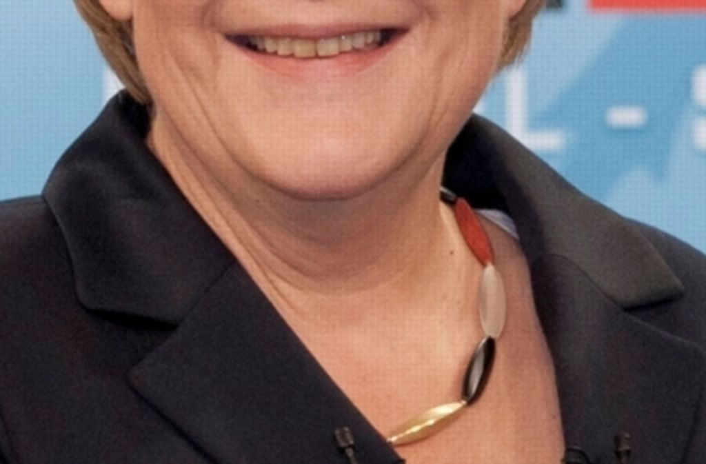 Merkel trägt sie beim TV-Duell zwar nicht das erste Mal, dennoch wird die schwarz-rot-goldene Halskette erst mit diesem TV-Auftritt als „Schlandkette“ berühmt – und mischt sich über ein eigenes Twitter-Profil eifrig in die Diskussion über das TV-Duell ein.