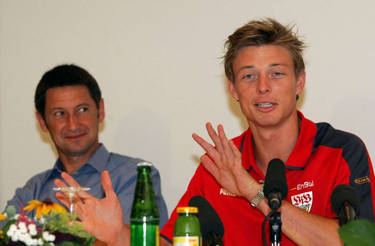 Im Sommer 2004 übernimmt der bisherige Scout Herbert Briem (links) beim VfB das neu geschaffene Amt des Sportdirektors. Er verpflichtet große Namen wie Stürmer Jon Dahl Tomasson (rechts) vom AC Mailand...
