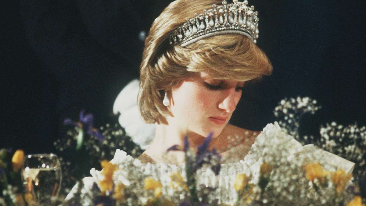  Ihr Saphir-Verlobungsring, die berühmte „Lover’s Knot Tiara“: Prinzessin Diana nannte viele wertvolle und historisch bedeutsame Schmuckstücke ihr Eigen. Heute tragen sie ihre Schwiegertöchter Herzogin Kate und Herzogin Meghan. 