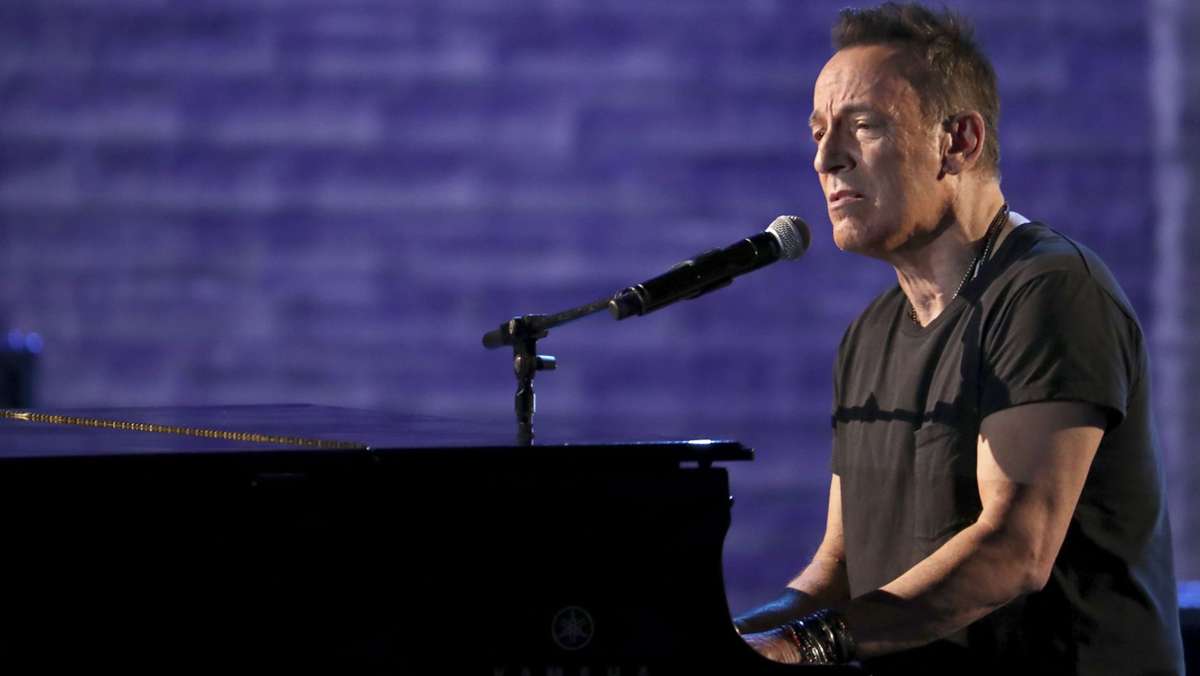  Was macht eigentlich die US-Rocklegende Bruce Springsteen mit bald 72 Jahren? Alben, Tourneepläne, Radio, Podcast, Song-Kooperationen – und nun auch wieder ein New-York-Solo. 