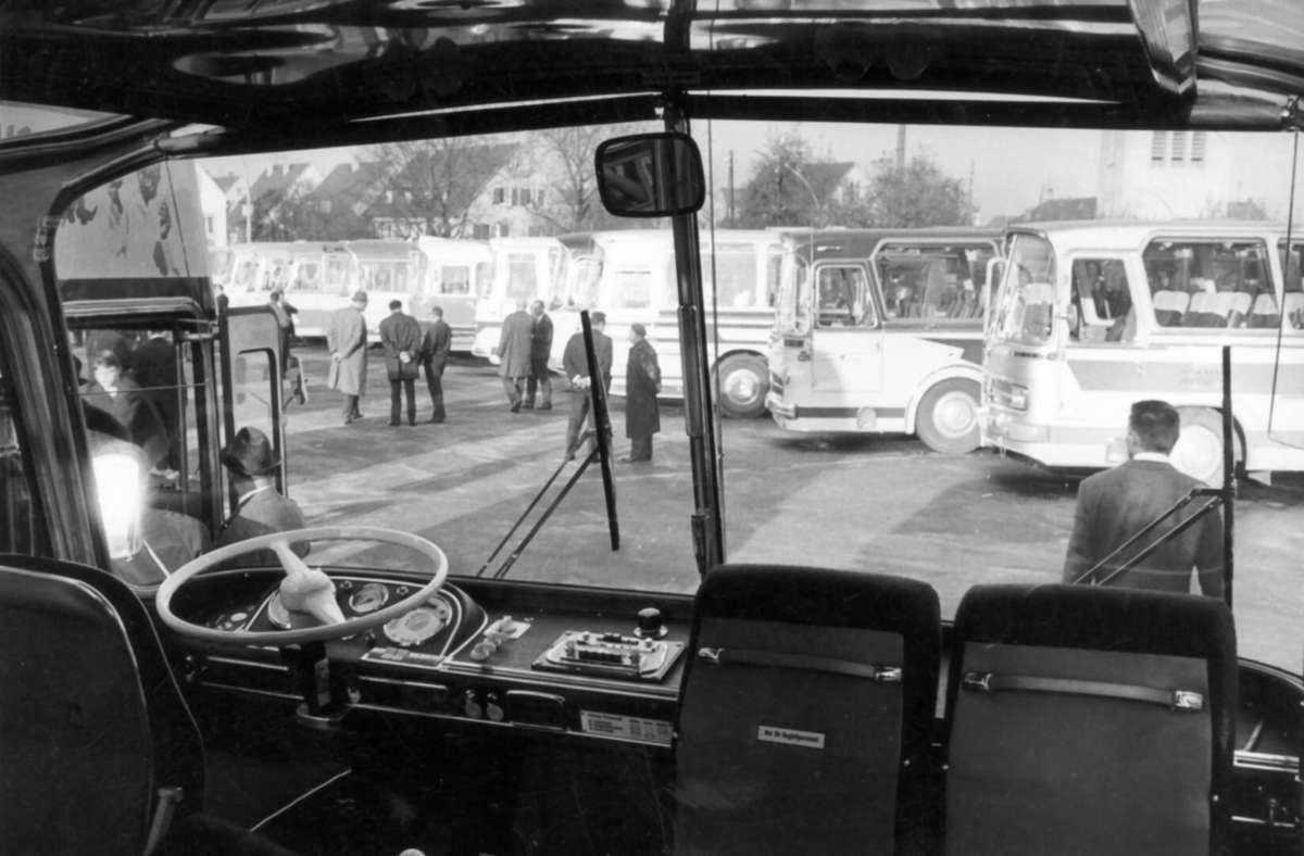 Eine Busausstellung in Fellbach (Rems-Murr-Kreis) im Jahr 1962.