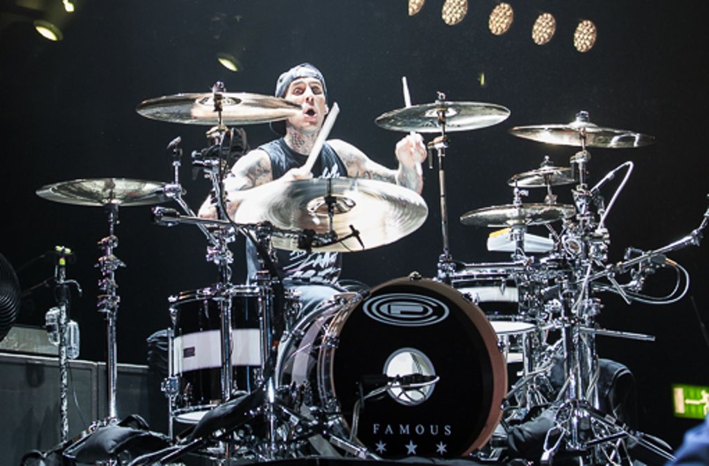 Blink-182-Schlagzeuger Travis Barker gibt alles.