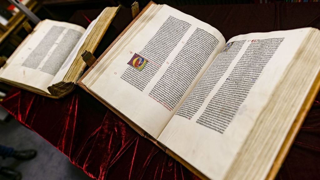 Teuerste Bibel Deutschlands 557 Jahre Alte Bibel Fur Eine Million Euro Versteigert Panorama Stuttgarter Zeitung