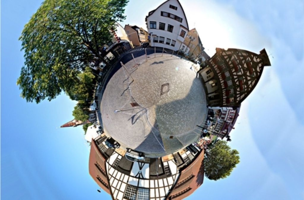 Die Straße als eigener Planet: Mit einer speziellen Fototechnik entstehen Globus-Panoramen, wie hier vom Uhlbacher Platz in Obertürkheim.