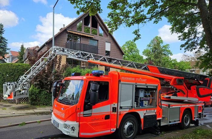Einsatz in Stuttgart-Feuerbach: Wohnung im Mehrfamilienhaus gerät in Brand