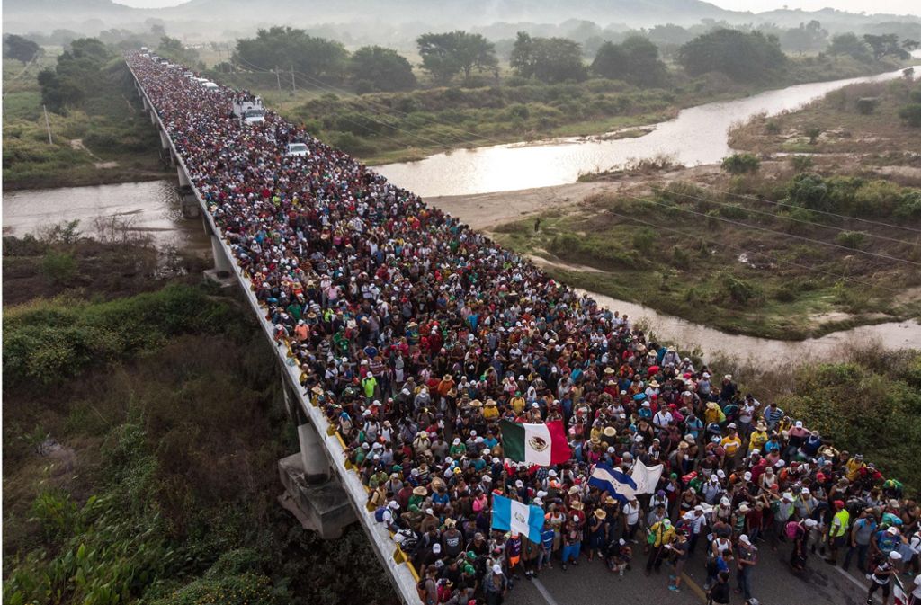 Migranten aus Honduras auf dem Weg zur USA-mexikanischen Grenze, wo sie hoffen, Aufnahme in die Vereinigten Staaten zu finden.