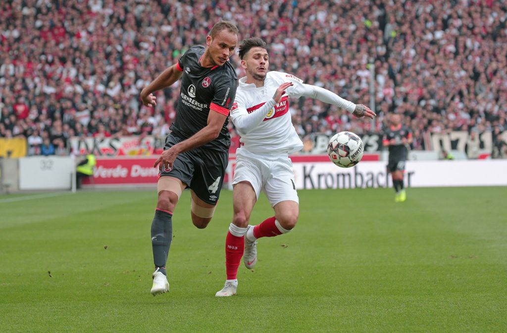Eine sinnbildliche Szene für ein hart umkämpftes Spiel, am 06.04.2019, in dem sich der VfB und der 1. FCN nichts schenken und sich 1:1 trennen.