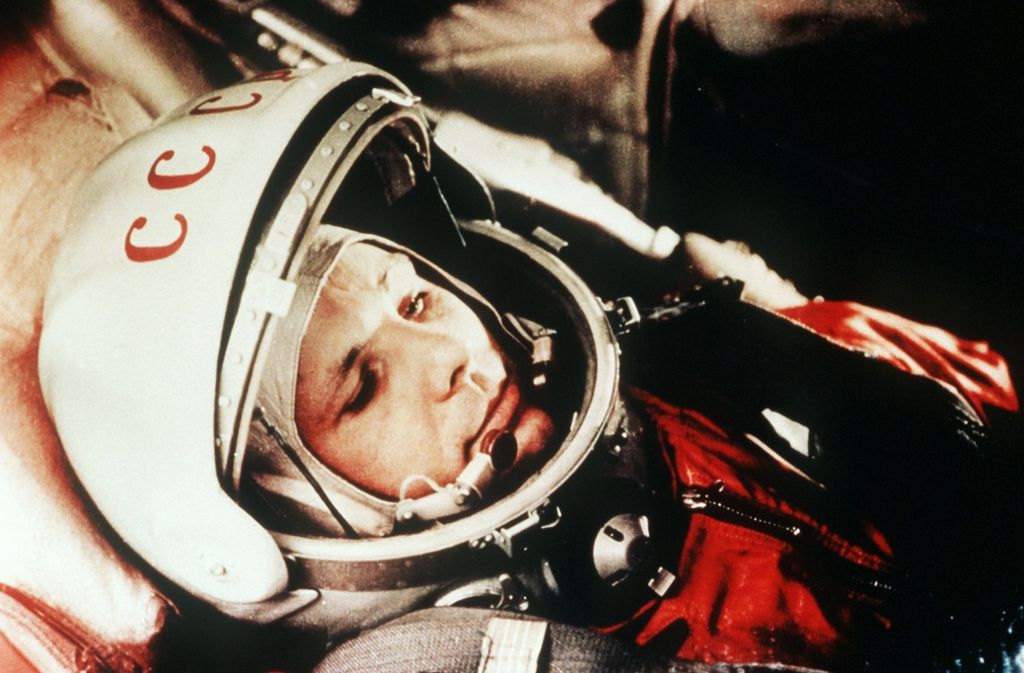 April 1961: Der sowjetische Kosmonaut Juri Gagarin in seinem Raumanzug kurz vor seinem Start zum ersten bemannten Weltraumflug vom Weltraumbahnhof Baikonur.