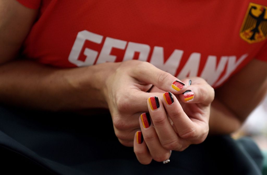 Die deutsche Siebenkämpferin Claudia Salman-Rath hat ihre Fingernägel in den Farben der deutschen Nationalflagge lackiert.