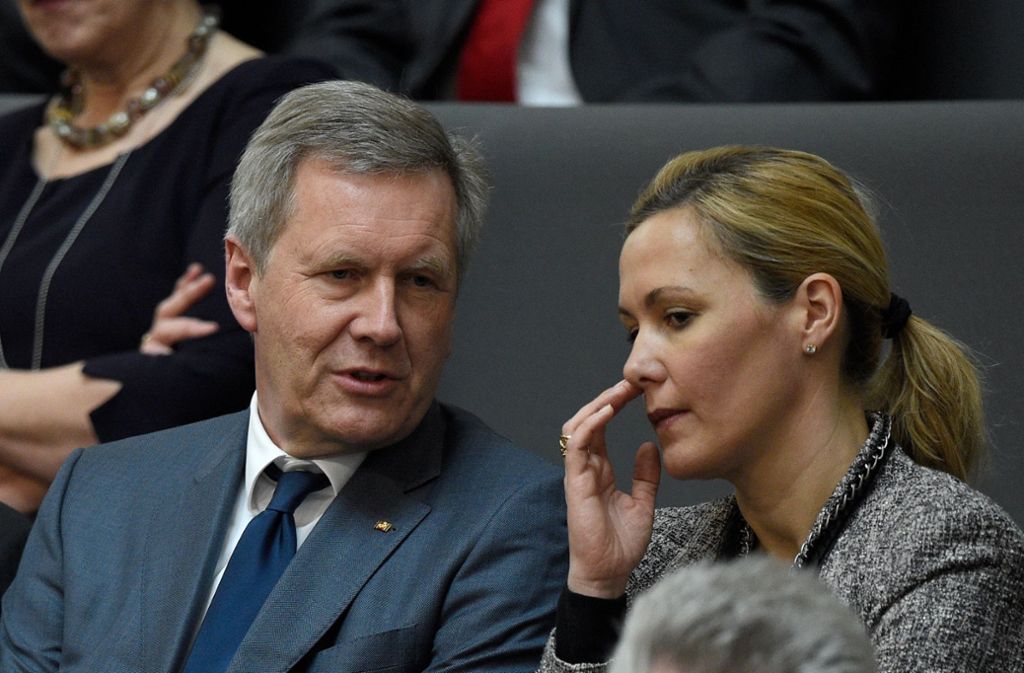 Bettina Wulff sitzt mit ihrem Ehemann Christian zur Wahl des neuen Bundespräsidenten  im Feburar 2017 in Berlin im Plenarsaal des Reichstagsgebäudes. Foto: dpa