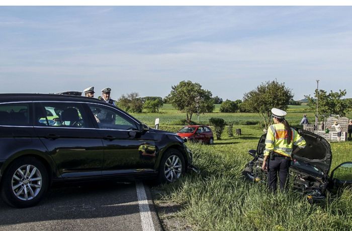 Unfall mit drei Autos in Nufringen fordert vier Verletzte