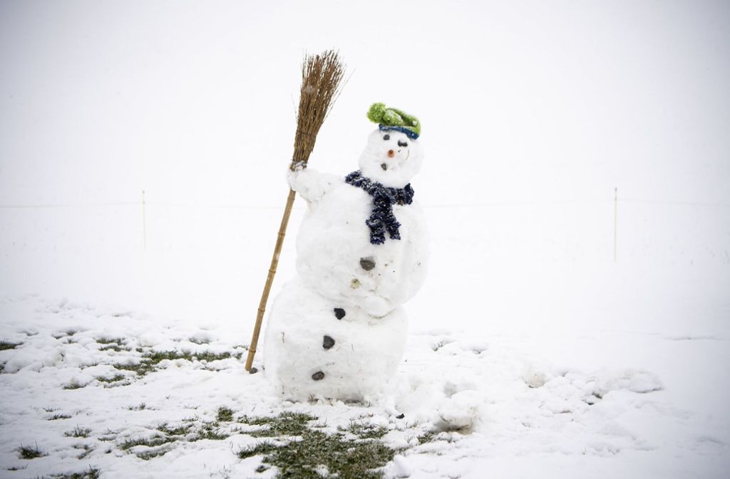 Und in der Schweiz gab es sogar genug Schnee für den ersten Schneemann der Saison – hier im Berner Oberland.