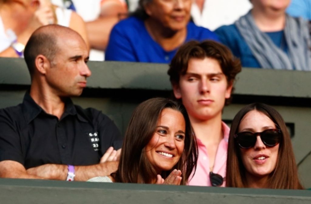 Pippa Middleton (links) beklatscht den Sieger Roger Federer in Wimbledon.