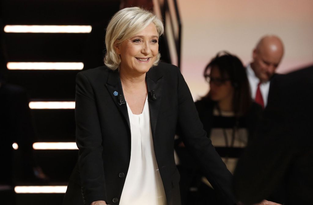 Die französische Rechtspopulistin Marine Le Pen lächelt während einer Fernsehdiskussion in Aubervilliers bei Paris. Die fünf führenden Kandidaten der kommenden Präsidentschaftswahl trafen sich zu einer ersten Debatte. Foto: AFP POOL