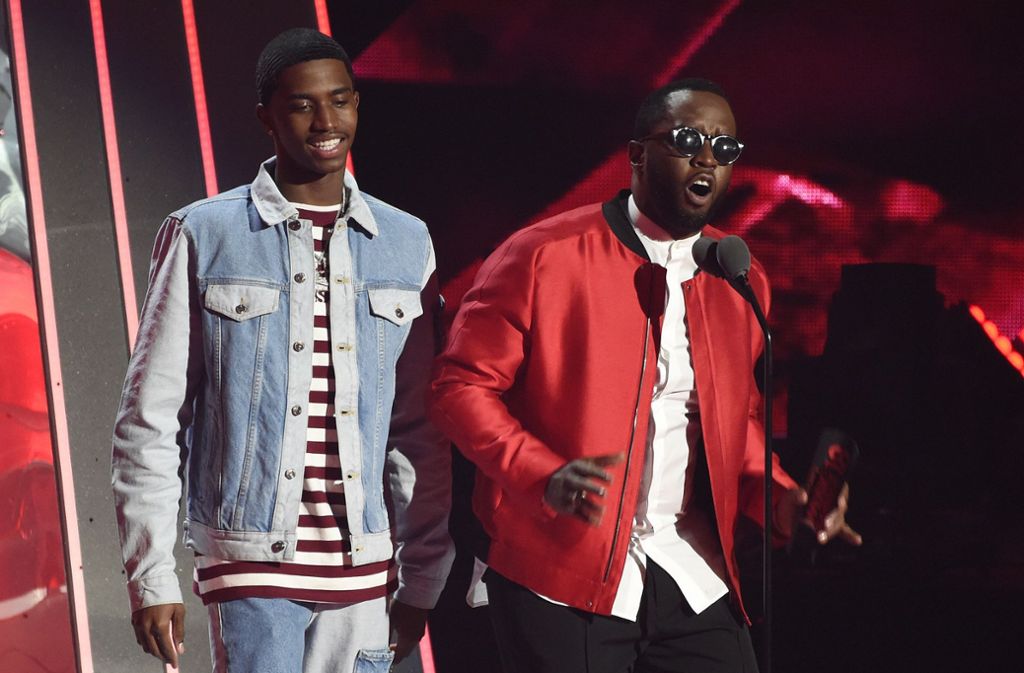 Sean Combs, genannt Diddy, und sein Sohn King präsentieren den Gewinner für den besten Hip-Hop Song.