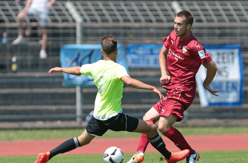 Oliver Kleiner attackiert VfB-Spieler Toni Sunjic.