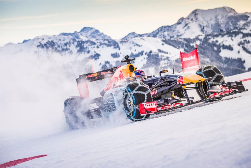 Red Bull liefert spektakuläre Bilder von jeder Menge PS auf der Schneepiste.