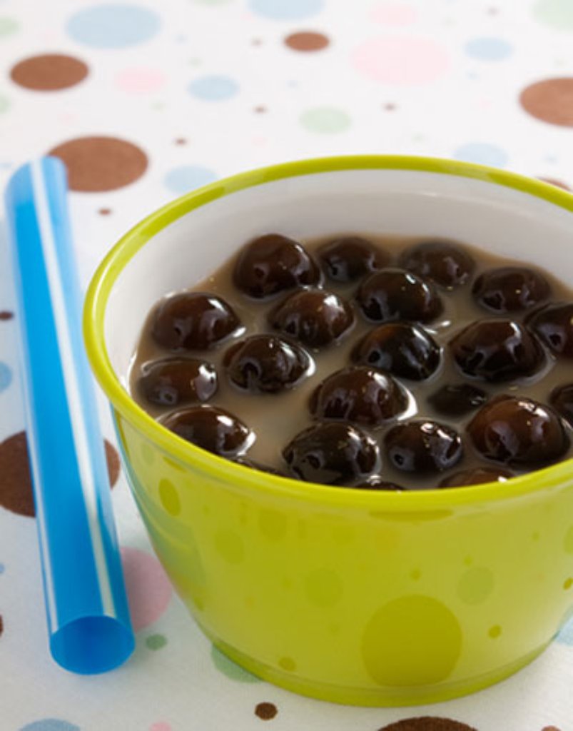B wie Bubble-Tea: Neues nach Limo schmeckendes Tee-Getränk aus Taiwan, das sich anschickt, der neue Latte Macchiato zu werden. Mit Tapioka-Perlen, eher gewöhnungsbedürftigen Kügelchen.