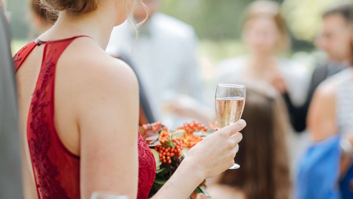 Welche Bedeutung hat ein rotes Kleid auf Hochzeiten?
