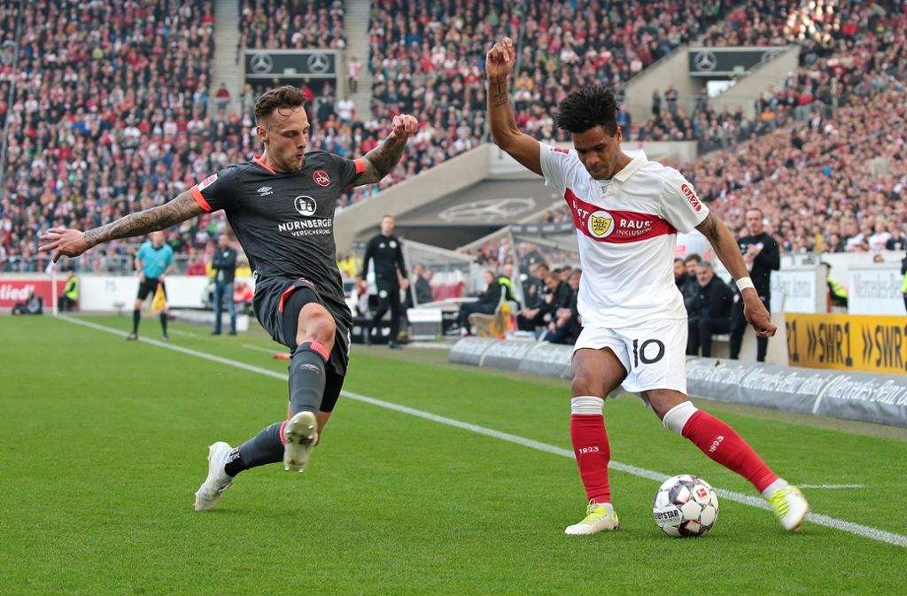Das direkte Duell Stuttgart gegen Nürnberg wird es nicht mehr geben – aber der Club (Robert Bauer, links) will den VfB (Daniel Didavi) noch vom Relegationsplatz verdrängen.