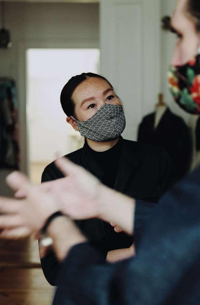 Als Alisa Menkhaus zwölf war, zog ihre Familie von Tokio nach Berlin. Den Metropolen- und Stil-Clash, den sie erfahren hat, goss sie 2017 zusammen mit ihrem Bruder Keiho in die Modemarke Susumu Ai ...