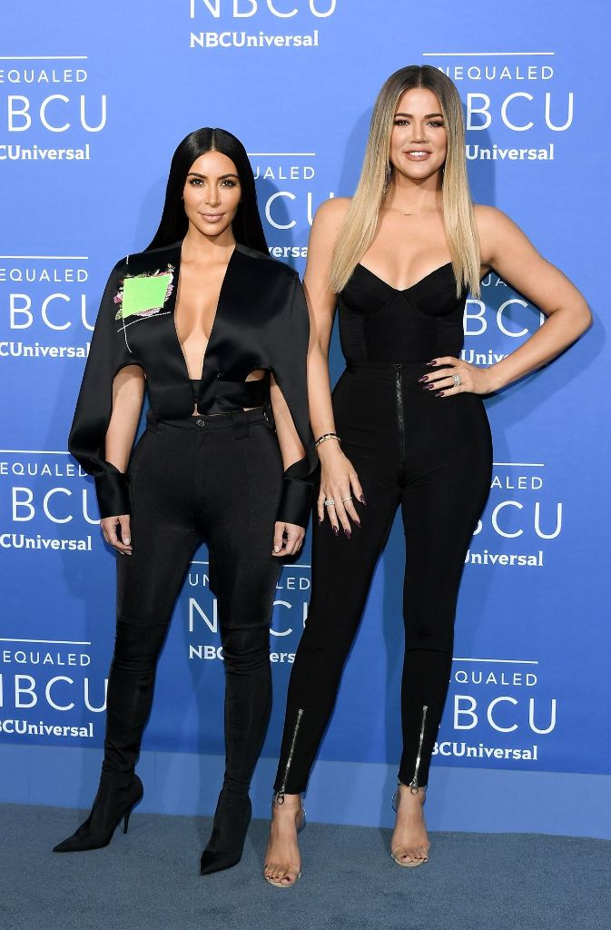 Ganz in Schwarz: Kim Kardashian West und Khloe Kardashian.