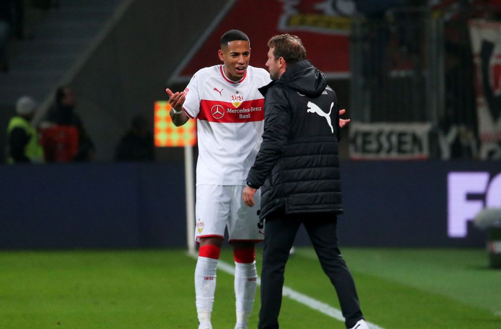 Mit dem Trainer Weinzierl gibt es auch beim Spiel in Leverkusen allerhand zu besprechen.