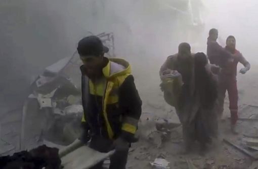 Das von  Syrischen „Weißhelmen“ zur Verfügung gestellte Videostandbild zeigt Mitglieder des Zivilschutzes, die während Luftangriffen und Beschuss Anwohnern  von Ost-Ghuta helfen. Foto: dpa