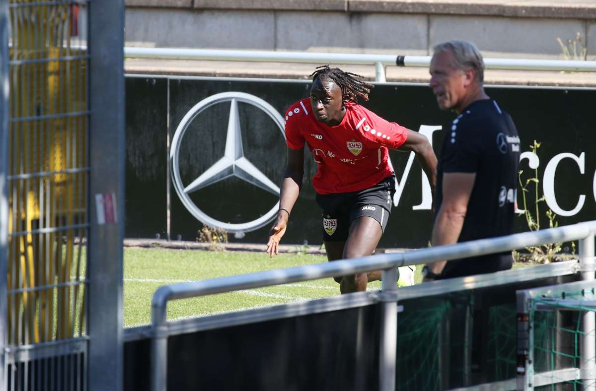 Tanguy Coulibaly dürfte dem VfB Stuttgart am Wochenende wieder zur Verfügung stehen, bekam letzte Woche einen ersten Teileinsatz gegen Nürnberg im Testspiel.