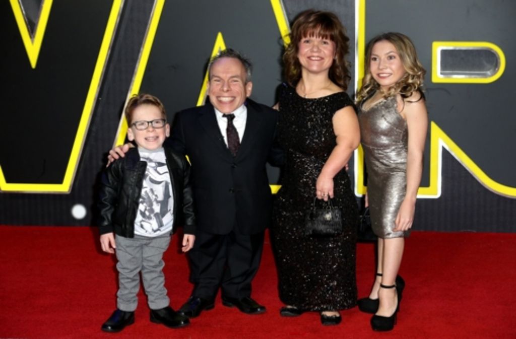 Der kleinwüchsige Schauspieler Warwick Davis mit seiner Familie.