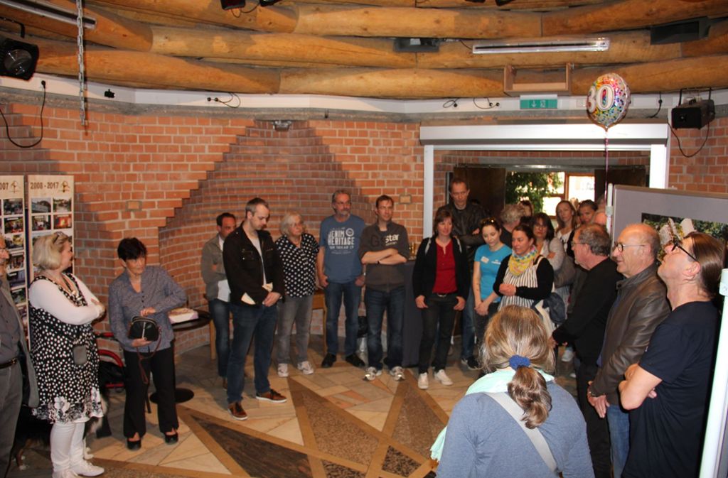 30 Jahre Kinder- und Jugendhaus: Bei der Ausstellungseröffnung im „Indianer-Hogan“ des Jugendhauses.