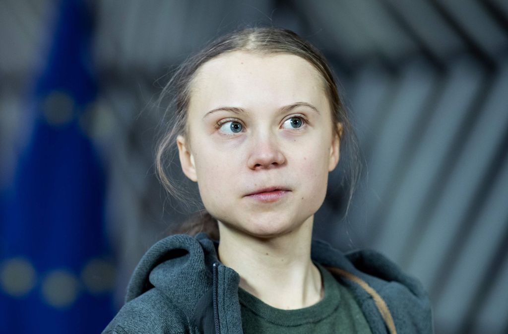 Greta Thunberg wurde am 3. Januar 2003 in Stockholm geboren. Ein Mädchen mit zwei geflochtenen Zöpfen, das aus Schweden kommt? Greta Thunberg setzte sich am 20. August 2018 zum ersten Mal vor den Schwedischen Reichstag und hielt ein Schild in die Höhe, auf dem „Schulstreik für das Klima“ stand. Es war der Anfang der weltweiten „Fridays for Future“-Bewegung. Weil sie Flugreisen ablehnt, überquerte Thunberg im Segelboot den Atlantik, um am UN-Klimagipfel teilzunehmen. (nja)