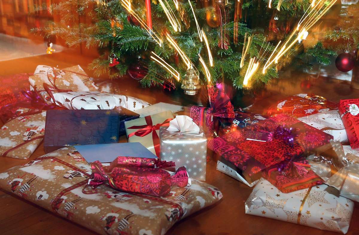 Geschenkmassen in buntem Weihnachtspapier, das nicht mal recycelt werden kann – gibt es dazu nicht auch nachhaltige Alternativen? Foto: dpa/Karl-Josef Hildenbrand